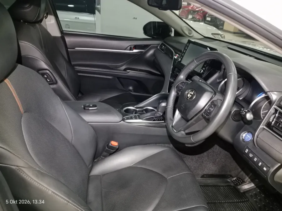 Foto Mobil Bekas Kabin Depan Toyota Camry 2.5 Hybrid tahun 2022